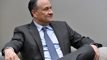Esposo de vicepresidenta Harris arroja positivo a COVID-19