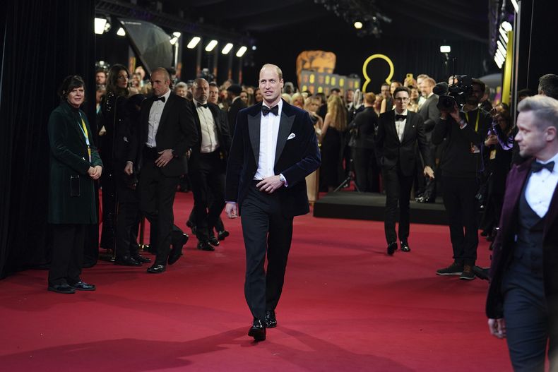 El príncipe Guillermo de Gran Bretaña, presidente de los BAFTA, llega a la 77a entrega de los Premios de la Academia Británica de Cine (BAFTA) en Londres el domingo 18 de febrero de 2024. (Jordan Pettitt/Pool vía AP)