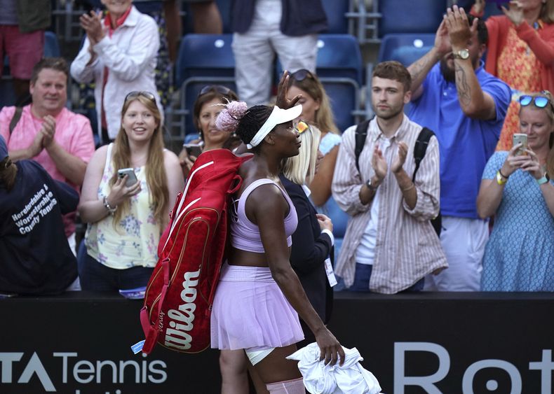 Venus Williams tras la derrota ante Jeļena Ostapenko en los octavos de final del torneo de Birmingham, el jueves 22 de junio de 2023. (Jacob King/PA vía AP)