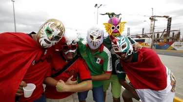 americateve | Hinchas de M&eacute;xico con m&aacute;scaras de luchadores posan antes de un partido contra Brasil en el Mundial el martes, 17 de junio de 2014, en Fortaleza, Brasil. (AP Photo/Eduardo Verdugo)