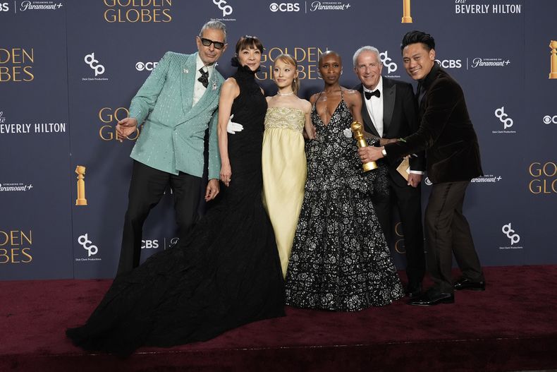 Jeff Goldblum, de izquierda a derecha, Michelle Yeoh, Ariana Grande, Cynthia Erivo, Marc Platt y Jon M. Chu posan con el premio por logros cinematográficos y de taquilla por Wicked en la sala de prensa durante la 82ª edición de los Globos de Oro el domingo 1 de enero. 5 de octubre de 2025 en el Beverly Hilton de Beverly Hills, California. (Foto AP/Chris Pizzello)