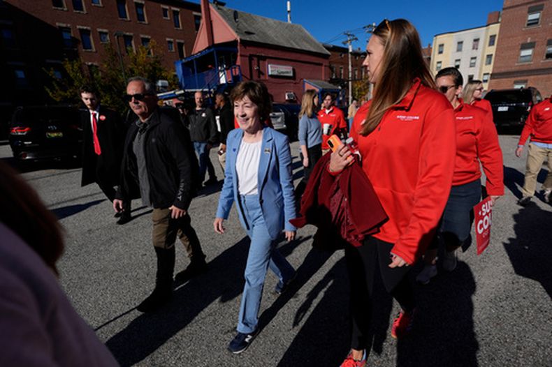 La senadora estadounidense Susan Collins se dirige a su autobús de campaña tras una parada de campaña el miércoles 21 de octubre de 2026 en Lewiston, Maine. (AP Foto/Robert F. Bukaty)