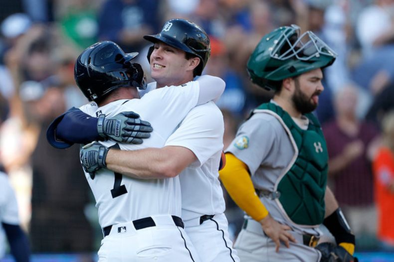 Colt Keith, de los Tigres de Detroit, celebra su jonrón de dos carreras con Kevin McGonigle (7) tras cruzar el plato frente al receptor de los Atléticos, Shea Langeliers, a la derecha, durante la primera entrada de un partido de béisbol, el martes 7 de julio de 2026, en Detroit. (Foto AP/Duane Burleson)