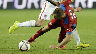 americateve | El checo Michal Kadlec, debajo, le disputa el bal&oacute;n al estadounidense Alejandro Bedoya en un partido amistoso de f&uacute;tbol en Praga el mi&eacute;rcoles, 3 de septiembre del 2014.  (Foto AP/Petr David Josek)