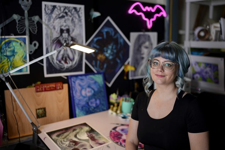 Kelly McKernan posa para un retrato el 15 de agosto de 2023, en Nashville, Tennessee. McKernan es una de tres artistas que presentaron una demanda por el uso de sus imágenes en programas de Inteligencia artificial. (Foto AP/George Walker IV)