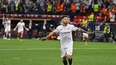 El argentino Gonzalo Montiel, del Sevilla, festeja tras convertir un penalti en la tanda que definió la final de la Liga Europa ante la Roma el miércoles 31 de mayo de 2023 en Budapest (AP Foto/Denes Erdos)