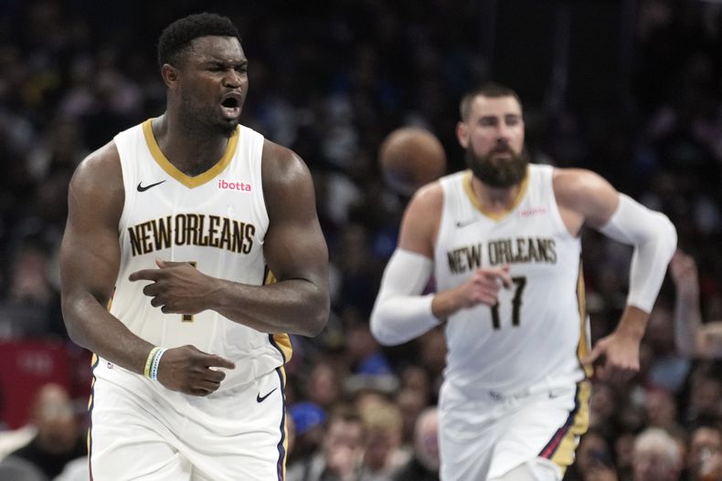 Zion Williamson festeja tras encestar por los Pelicans de Nueva Orleáns en el encuentro ante los Clippers de Los Ángeles, el viernes 24 de noviembre de 2023 (AP Foto/Marcio José Sánchez)