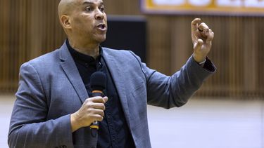 El senador demócrata Cory Booker habla en un foro público en el Bergen Community College de Paramus, Nueva Jersey, el sábado 5 de abril de 2025. (AP Foto/Stefan Jeremiah)