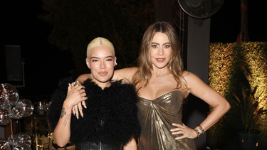 karol g sorprendio a sofia vergara en el estreno de griselda en miami: me recibio con tanto amor