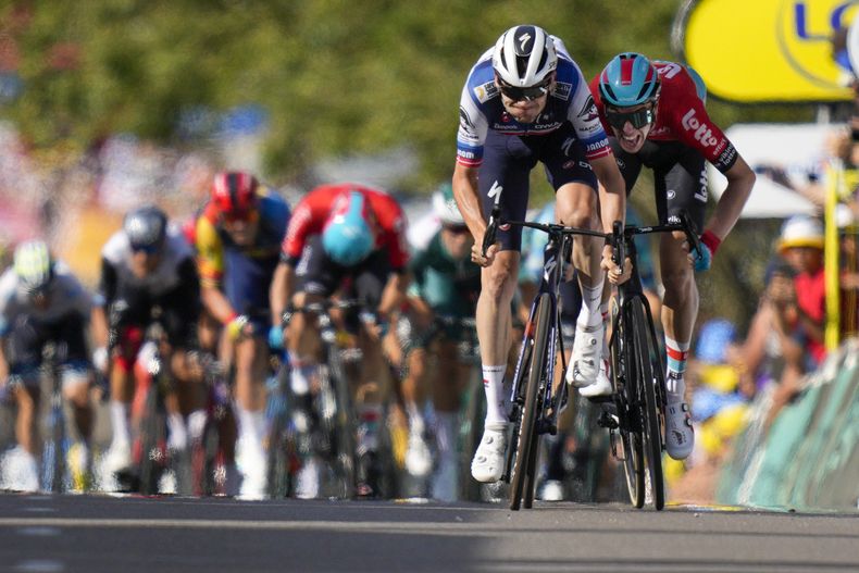 Kasper Asgreen (segundo a la derecha) supera a Pascal Eenkhoorn para ganar la 18va etapa del Tour de Francia, el jueves 20 de julio de 2023, en Bourg-en-Bresse. (AP Foto/Daniel Cole)