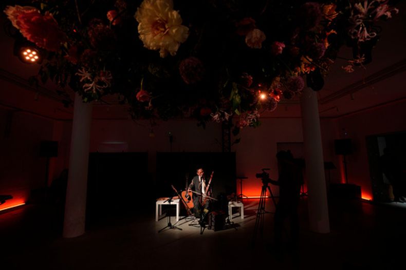 El músico Alexey Khovalyg actúa en el pabellón de Rusia de la Bienal de Arte de Venecia 2026, Italia, el martes 5 de mayo de 2026. (Foto AP/Luca Bruno)