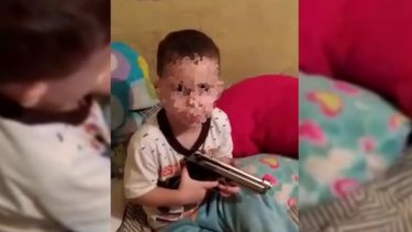 impactante video: un padre venezolano ensena a su hijo de apenas 3 anos a disparar una pistola