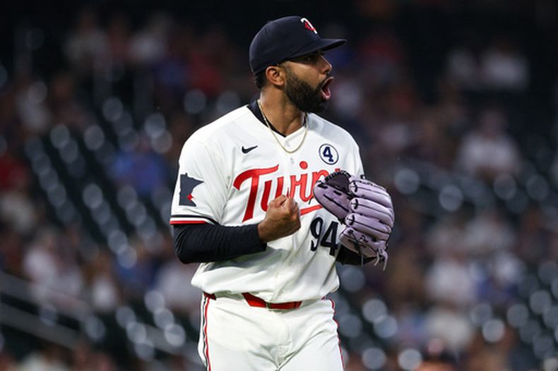 El venezolano Yoendrys Gómez, de los Mellizos de Minnesota, festeja en la octava entrada del encuentro ante los Medias Blancas de Chicago, el martes 2 de junio de 2026 (AP Foto/Matt Krohn)