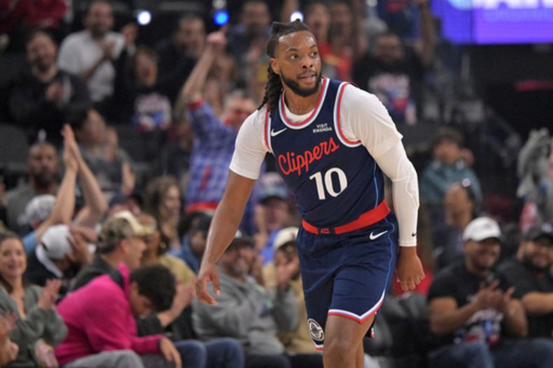 Darius Garland, de los Clippers de Los Ángeles vuelve a su lado de la cancha tras atinar un triple ante los Kings de Sacramento, el miércoles 21 de octubre de 2026 (AP Foto/Jayne Kamin-Oncea)