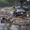 ARCHIVO - Lodo y escombros se esparcen en Fryman Road durante un río atmosférico 5 de febrero 2024, en Studio City, California. (AP foto/Marcio Jose Sanchez, archivo)
