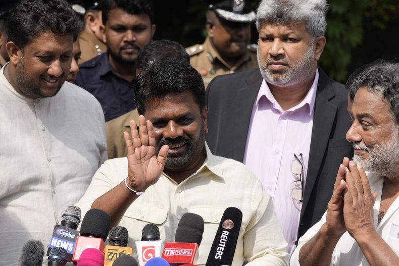 El presidente de Sri Lanka, Anura Kumara Dissanayake, atiende a reporteros tras votar en las elecciones parlamentarias, en Colombo, Sri Lanka, el 14 de noviembre de 2024.(AP Foto/Eranga Jayawardena)