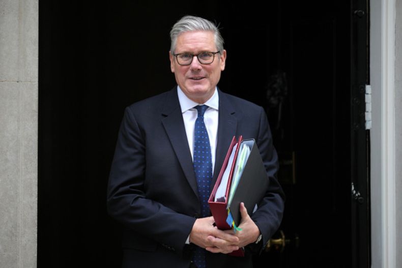 El primer ministro británico, Keir Starmer, sale de su residencia oficial para asistir a la sesión semanal de preguntas al primer ministro en el Parlamento de Londres, el miércoles 10 de junio de 2026. (AP Foto/Kin Cheung)