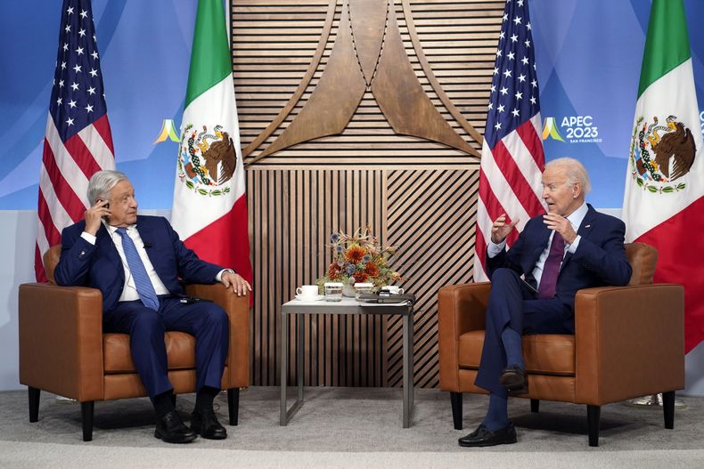 El presidente estadounidense Joe Biden se reúne con su homólogo mexicano Andrés Manuel López Obrador en la cumbre del Foro de Cooperación Económica Asia-Pacífico, el viernes 17 de noviembre de 2023, en San Francisco. (AP Foto/Evan Vucci)