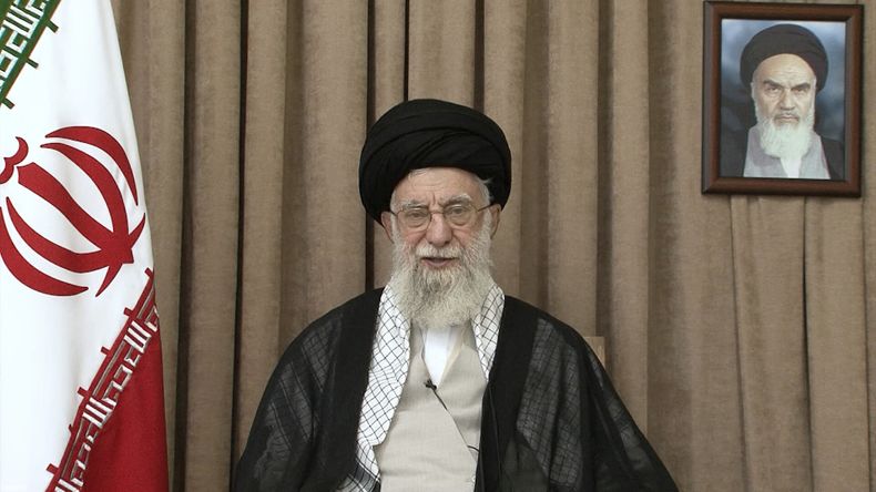 En esta foto publicada el jueves 26 de junio de 2025 por el sitio web oficial de la oficina del líder supremo iraní, el ayatolá Alí Jamenei habla en un discurso televisado, bajo un retrato del difunto fundador revolucionario ayatolá Jomeini. (Oficina del líder supremo iraní a través de AP)