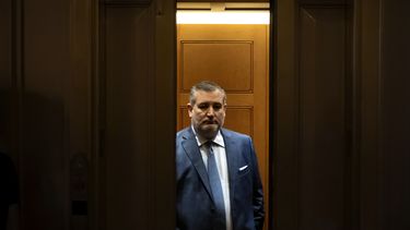 El senador de Texas, Ted Cruz, aborda un ascensor mientras los republicanos inician un esfuerzo final para impulsar el paquete de recortes fiscales y de gasto del presidente Donald Trump, en el Capitolio, Washington, el lunes 30 de junio de 2025. (AP Foto/Mark Schiefelbein)