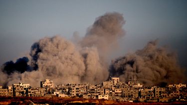 Columnas de humo se elevan tras ataques israelíes en el norte de la Franja de Gaza, el 8 de octubre de 2025, en una fotografía captada desde el sur de Israel. (AP Foto/Emilio Morenatti)