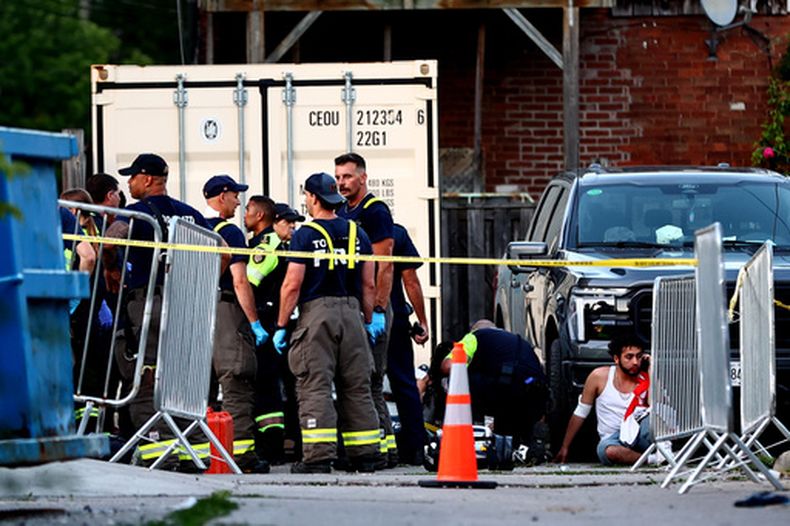 Paramédicos responden a la escena de un tiroteo en el evento Salsa on St. Clair, el sábado 11 de julio de 2026, en Toronto. (Keito Newman/The Canadian Press via AP)