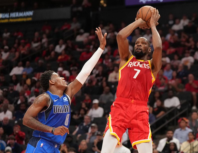 Kevin Durant, alero de los Rockets de Houston, dispara fretne a Marcus Sasser, de los Mavericks de Dallas, en el encuentro del miércoles 21 de octubre de 2026 (AP Foto/Karen Warren)