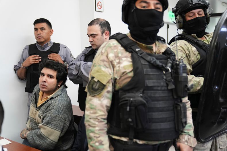 Fernando Sabag Montiel, a la izquierda, asiste a la audiencia donde un tribunal dará a conocer la sentencia para los tres acusados por el intento de atentado a la expresidenta Cristina Fernandez en Buenos Aires, Argentina, el miércoles 8 de octubre de 2025. Montiel, junto a Brenda Uliarte y Nicolas Carrizo, fue acusado de planear y efectuar el ataque en 2022, al que la exmandataria sobrevivió porque la bala no salió del arma. (AP Foto/Rodrigo Abd)