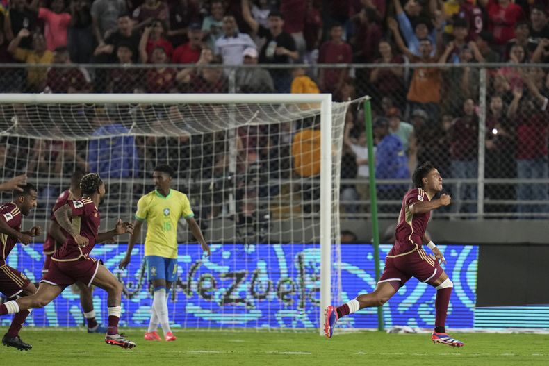 Telasco Segovia, de la selección de Venezuela, festeja luego de anotar ante Brasil en un partido de la eliminatoria mundialista, el jueves 14 de noviembre de 2024 (AP Foto/Ariana Cubillos)