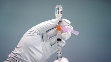 FDA advierte por rara reacción a vacuna de J&J contra COVID