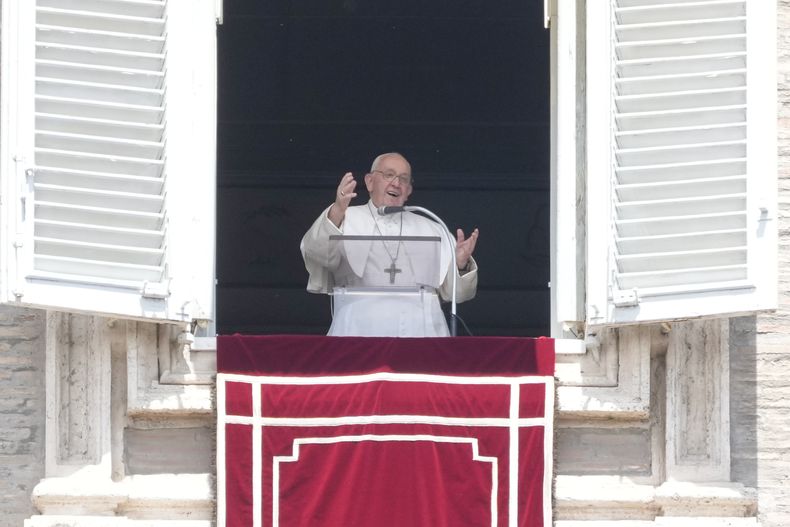 El papa Francisco ofrece la plegaria de Regina Coeli en la Plaza de San Pedro del Vaticano, el domingo 21 de mayo de 2023. (AP Foto/Gregorio Borgia)