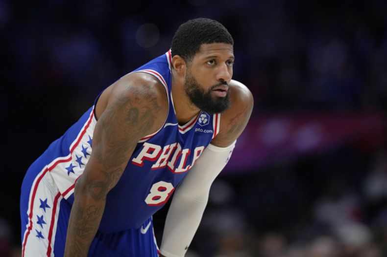 ARCHIVO - Paul George, de los 76ers de Filadelfia, observa durante una pausa en el juego durante un juego de baloncesto de la NBA, el jueves 29 de enero de 2026, en Filadelfia. (Foto AP/Matt Slocum, Archivo)