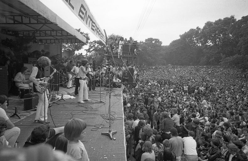 ARCHIVO - Mick Jagger, Mick Taylor, Charlie Watts, Keith Richards y Bill Wyman de The Rolling Stones actúan ante una multitud de casi 250.000 fanáticos en Hyde Park, Londres, el 5 de julio de 1969, durante un concierto de cinco horas. (Foto AP/Peter Kemp, archivo)