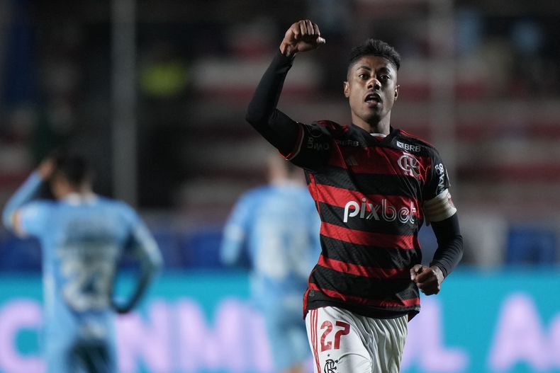 Bruno Henrique, del Flamengo de Brasil, festeja la clasificación a los cuartos de final de la Copa Libertadores, tras enfrentar a Bolívar en La Paz, el jueves 22 de agosto de 2024 (AP Foto/Juan Karita)