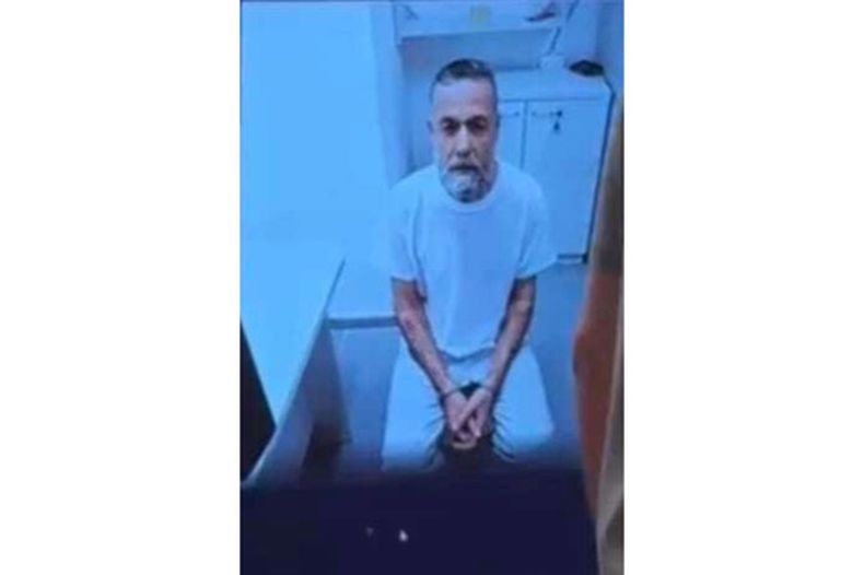 Esta imagen, proporcionada por Médicos por los Derechos Humanos de Israel, muestra al médico Hussam Abu Safiya, quien fuera director del Hospital Kamal Adwan en Gaza y ha permanecido detenido en Israel por los últimos 17 meses sin cargos. En la imagen, se le ve en una videollamada desde prisión durante una audiencia ante el Tribunal Supremo israelí sobre la apelación presentada por sus abogados para poner fin a su detención. La audiencia tuvo lugar en Jerusalén el miércoles 10 de junio de 2026. (Médicos por los Derechos Humanos de Israel vía AP)