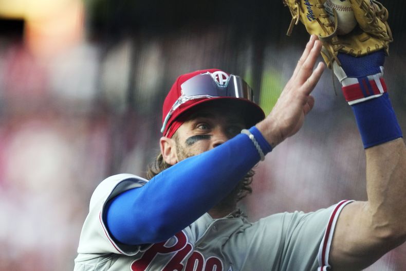 Bryce Harper, primera base de los Filis de Filadelfia, atrapa un elevado de foul en el juego ante los Guardianes de Cleveland, el viernes 21 de julio de 2023 (AP Foto/Sue Ogrocki)