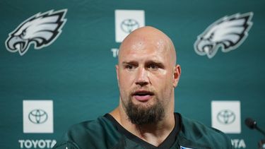 ARCHIVO - Lane Johnson, de los Eagles de Filadelfia, habla durante una conferencia de prensa en las instalaciones de entrenamiento del equipo de fútbol americano de la NFL, el martes 9 de junio de 2026, en Filadelfia. (Foto AP/Matt Rourke, Archivo)