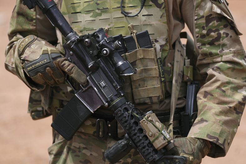 Un integrante de la 2da Brigada de Infantería 212 del Ejército de Estados Unidos vigila junto a la frontera entre Estados Unidos y México como parte de la Fuerza de Tarea Conjunta Frontera Sur, el jueves 3 de abril de 2025, en Douglas, Arizona. (Foto AP/Ross D. Franklin)