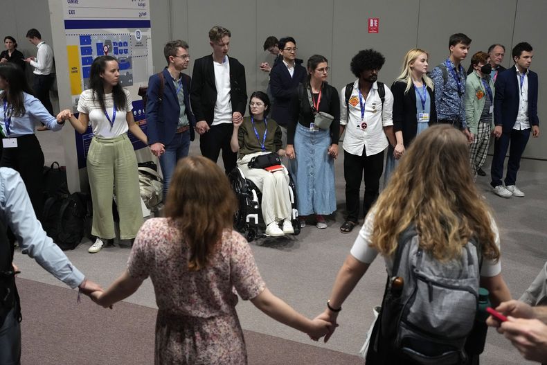 Manifestación contra los combustibles fósiles en el marco de la Cumbre del Clima de la ONU COP28, el lunes 11 de diciembre de 2023, en Dubái, Emiratos Árabes Unidos. (Foto AP/Rafiq Maqbool)