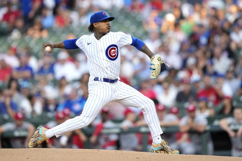 ARCHIVO - El abridor de los Cachorros de Chicago Marcus Stroman lanza ante los Cardenales de San Luis, el jueves 20 de julio de 2023, en Chicago. Stroman ha firmado contrato con los Yanquis de Nueva York. (AP Foto/Charles Rex Arbogast)