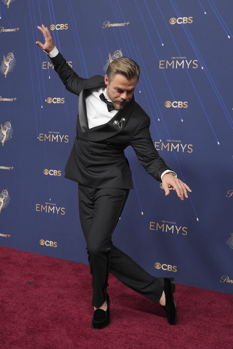 Derek Hough llega a la 77.ª edición de los Premios Emmy el domingo 14 de septiembre de 2025 en el Teatro Peacock de Los Ángeles. (Foto AP/Jae C. Hong)