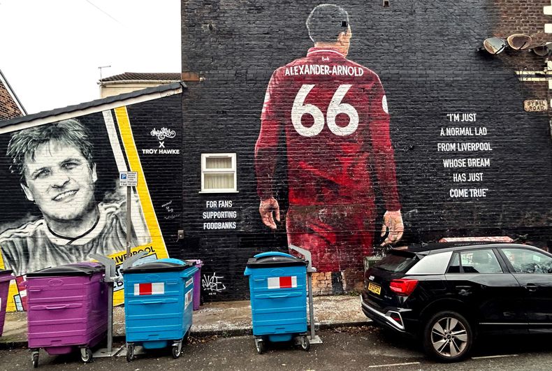 Un mural con la imagen de Trent Alexander-Arnold cerca del estadio Anfield de Liverpool, el martes 4 de noviembre de 2025. (Peter Byrne/PA vía AP)