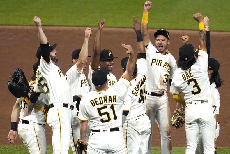 Tucupita Marcano de los Piratas de Pittsburgh celebra con sus compañeros tras el último out en la victoria ante los Rangers de Texas el lunes 22 de mayo del 2023. (AP Foto/Gene J. Puskar)