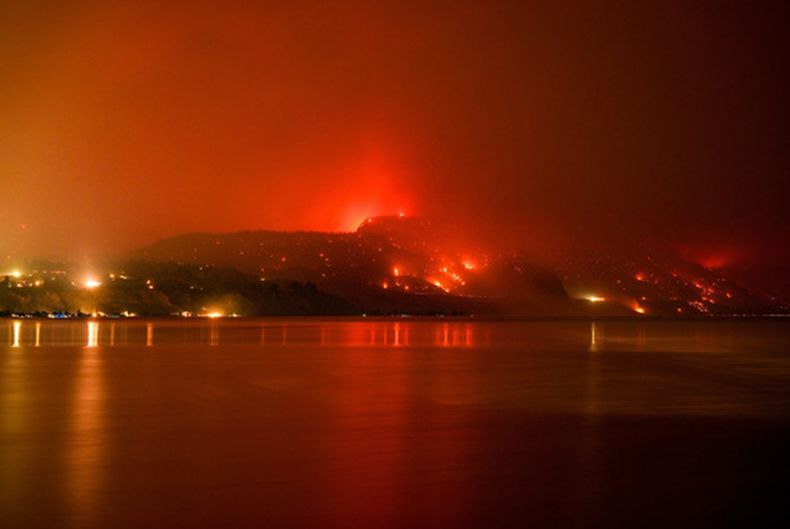 El incendio Bald Range, que ha obligado a las personas a huir de sus viviendas en la región sureña de Okanagan, arde en Summerland, Columbia Británica, la tarde del sábado 8 de agosto de 2026. (Darryl Dyck/The Canadian Press vía AP)