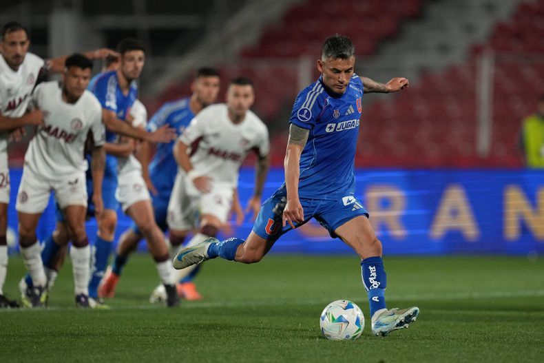 Charles Aránguiz, de la Universidad de Chile, convierte un penal ante Lanús de Argentina en la ida de la semifinal de la Copa Sudamericana, el jueves 23 de octubre de 2025 (AP Foto/Esteban Félix)