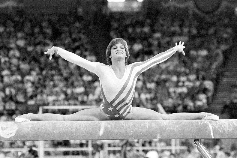 ARCHIVO - La gimnasta estadounidense Mary Lou Retton realiza su rutina en la viga de equilibrio durante la final del concurso completo individual en los Juegos Olímpicos de Los Ángeles, el 3 de agosto de 1984 (AP Foto/Suzanne Vlamis, archivo)