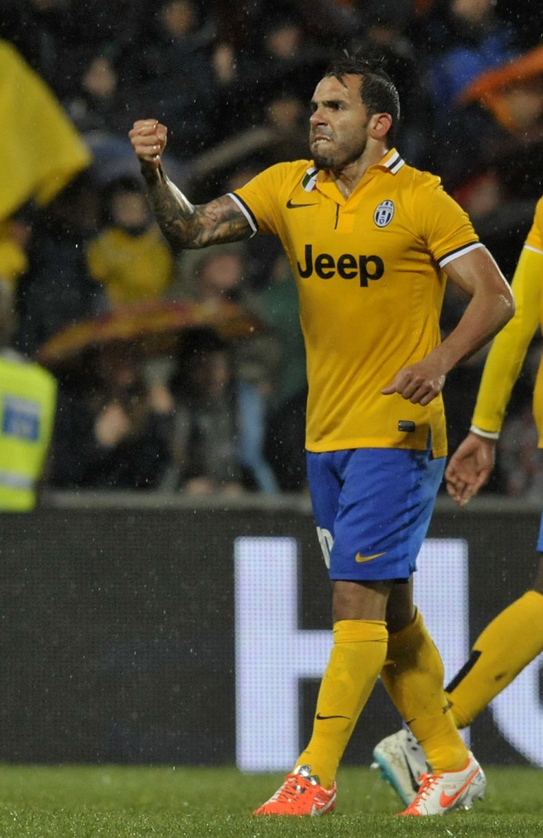 Carlos Tevez festeja su gol en la victoria 3-1 de Juventus sobre Sassuolo el 28 de abril del 2014, que dej&oacute; al equipo turin&eacute;s a un paso de su tercer t&iacute;tulo seguido en la liga italiana. (AP Photo/Marco Vasini)