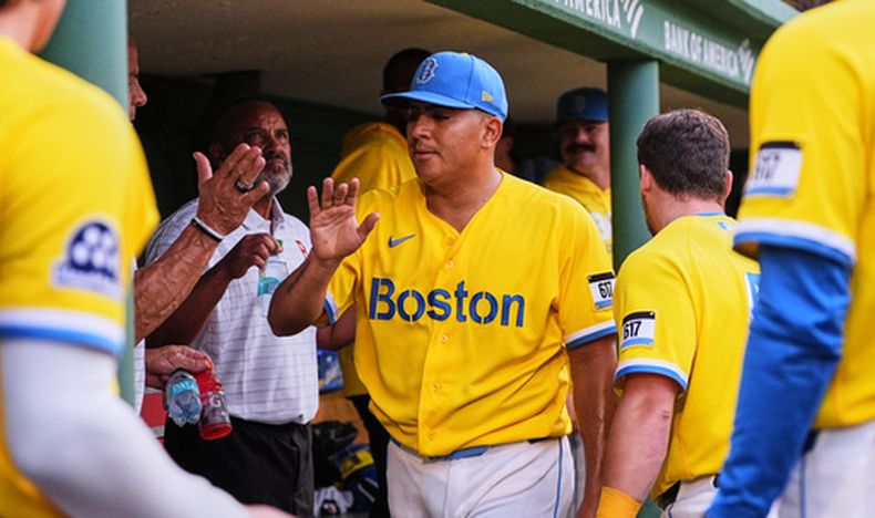 El venezolano Ranger Suárez, de los Medias Rojas de Boston, festeja en la cueva tras cubrir la séptima entrada ante los Reales de Kansas City, el sábado 12 de septiembre de 2026 (AP Foto/Charles Krupa)