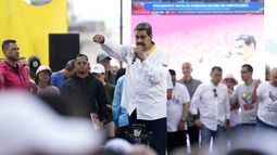 El presidente Nicolás Maduro habla con sus partidarios durante una concentración del gobierno en Caracas, Venezuela, el sábado 3 de agosto de 2024. El martes 6 de agosto de 2024 Estados Unidos instó a Maduro a reconocer “el resultado real” de los comicios de Venezuela, tras haber examinado actas y documentos recopilados por la oposición que serían “casi imposible de falsificar” y muestran que su contrincante Edmundo González habría obtenido la mayoría de los votos. (Foto AP/Matías Delacroix)