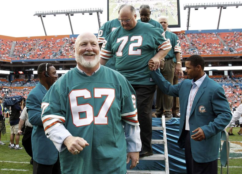 DEP-NFL_DOLPHINS-KUECHENBERG-DECESO-0.jpg
